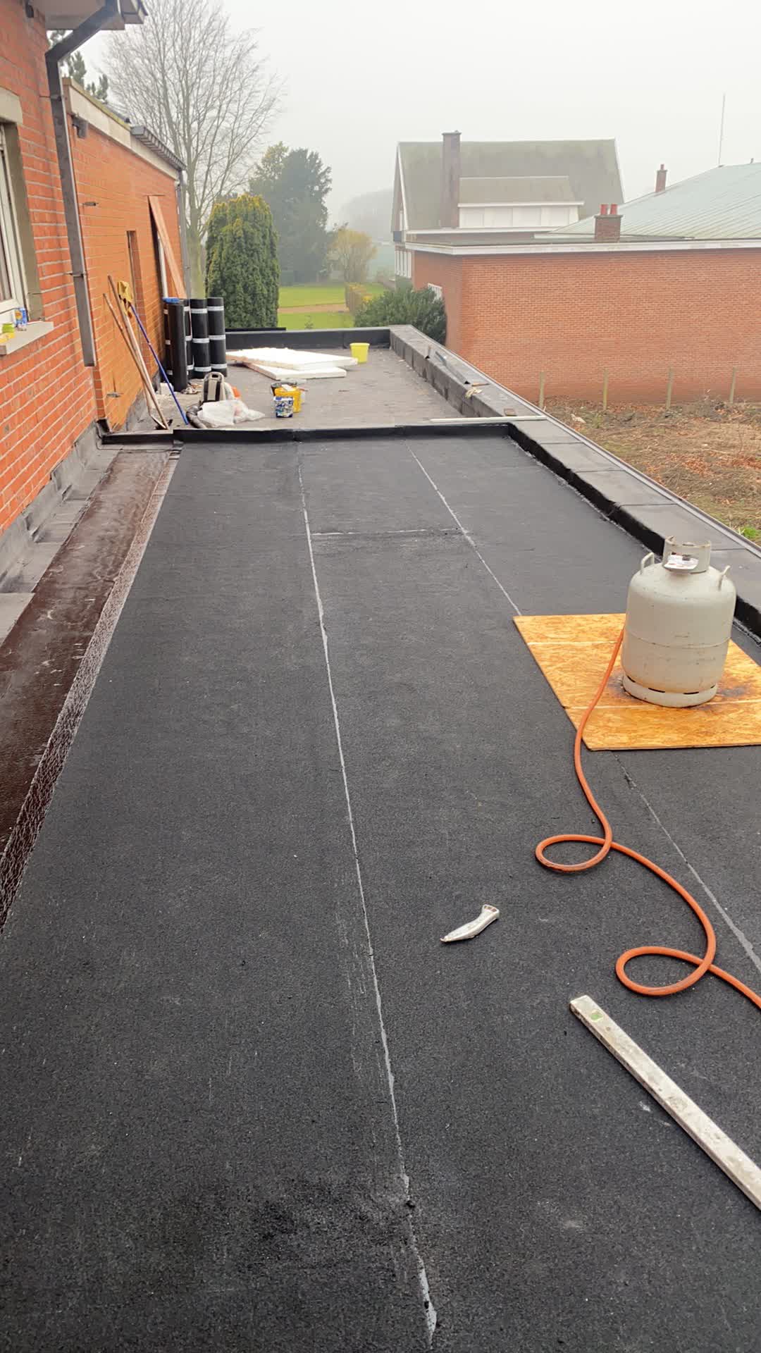 Plat dak vernieuwen met isolatie en roofing - Roofing branden