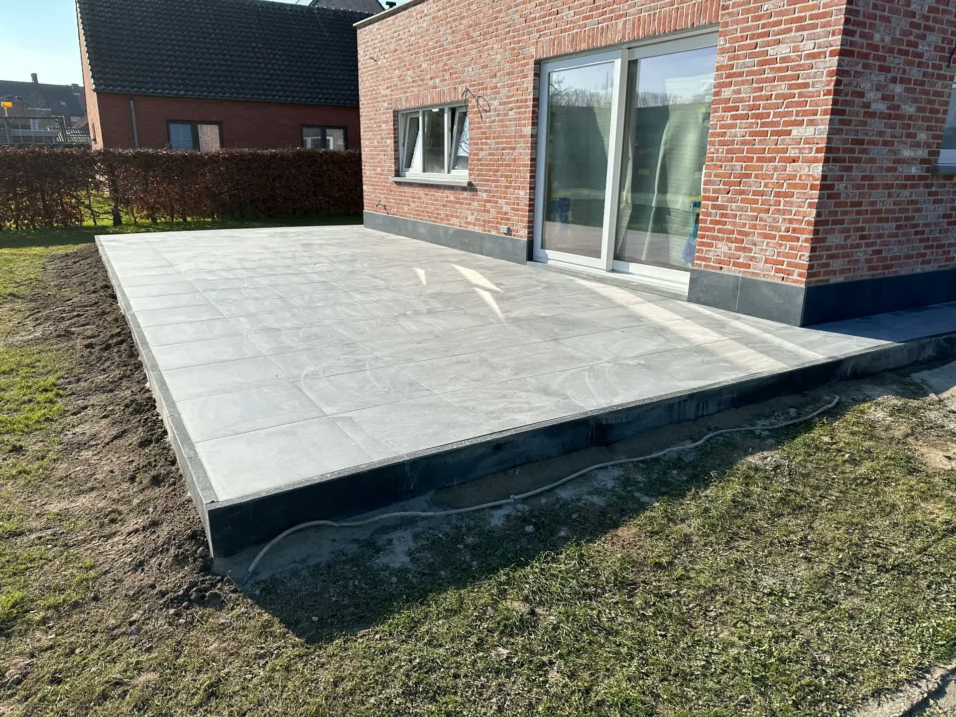 Terras en verhard pad rond woning - Na