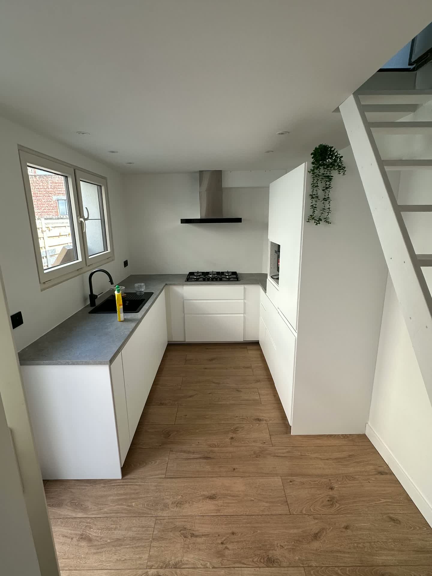 Binnenrenovatie met nieuwe keuken en vloer - Nieuwe keuken