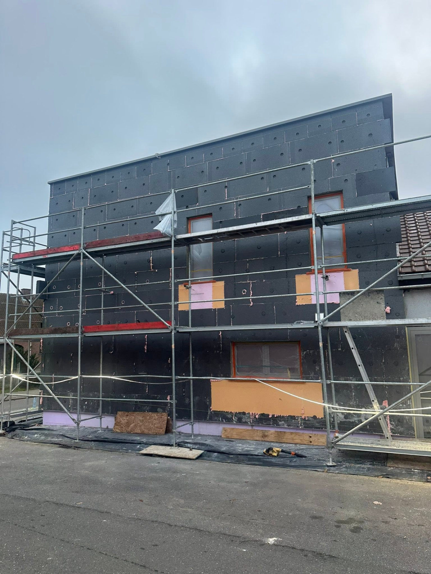 Gevelisolatie hoekwoning met gekleurde sierpleister - Isolatie