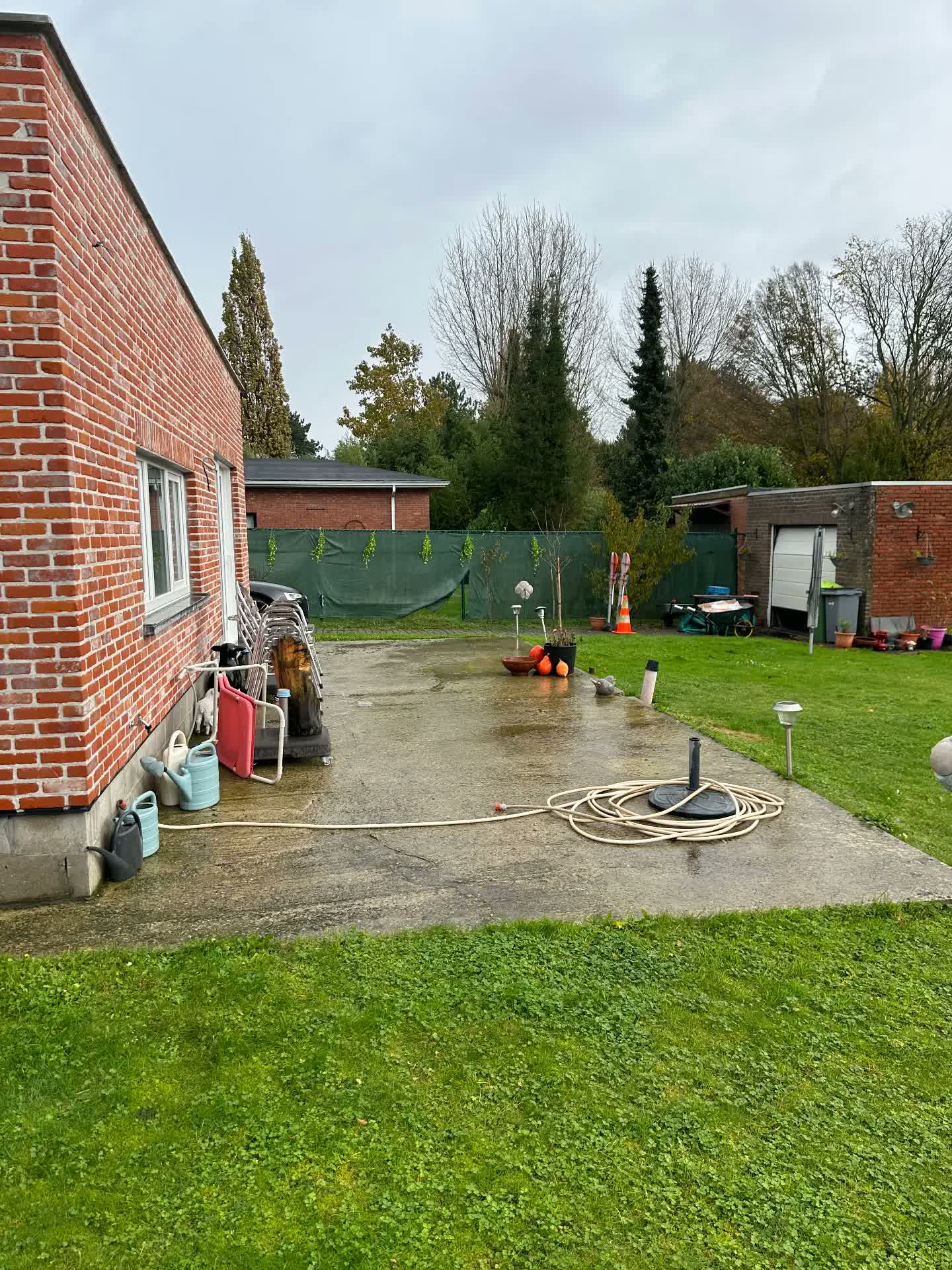 Terras en verhard pad rond woning - Voor