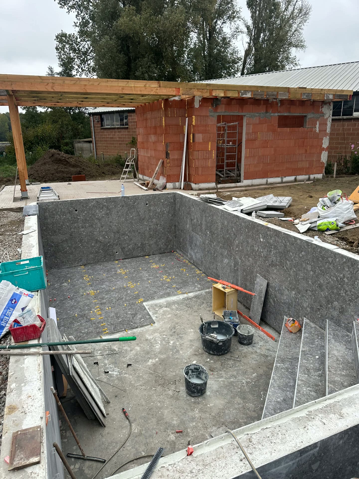 Zwembad met poolhouse en terras - Poolhouse in opbouw