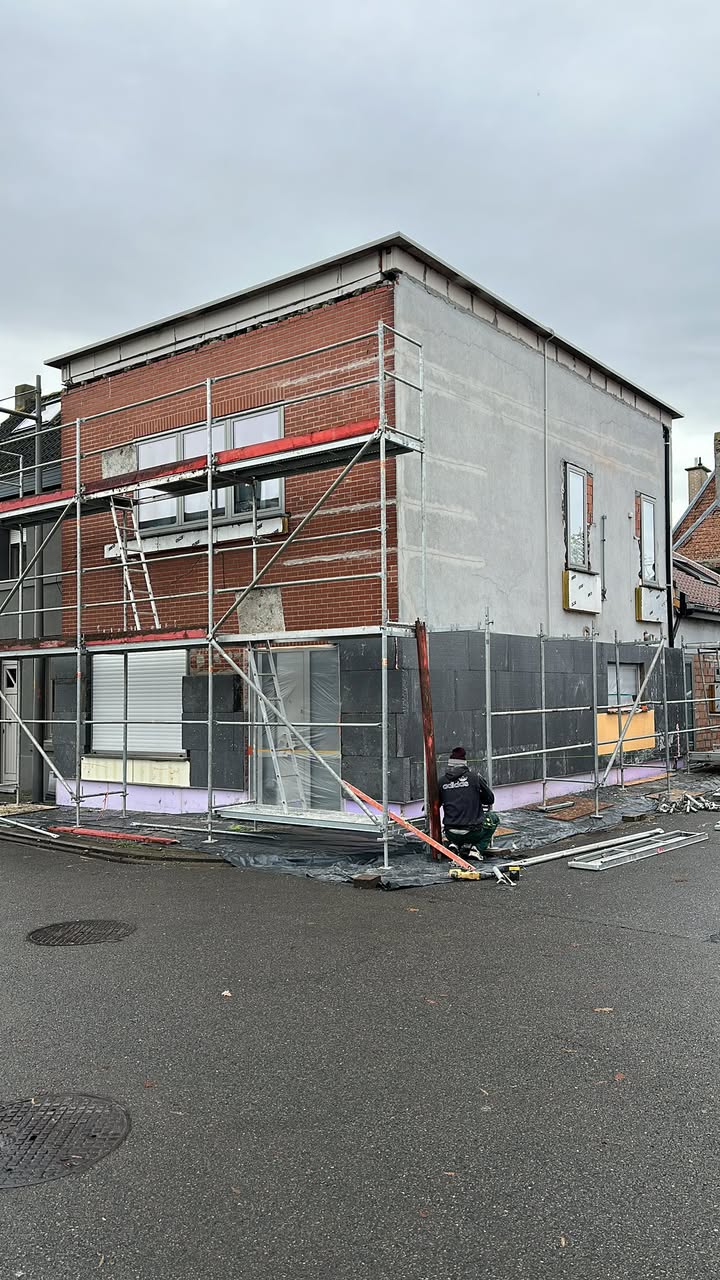 Gevelisolatie hoekwoning met gekleurde sierpleister - Voor