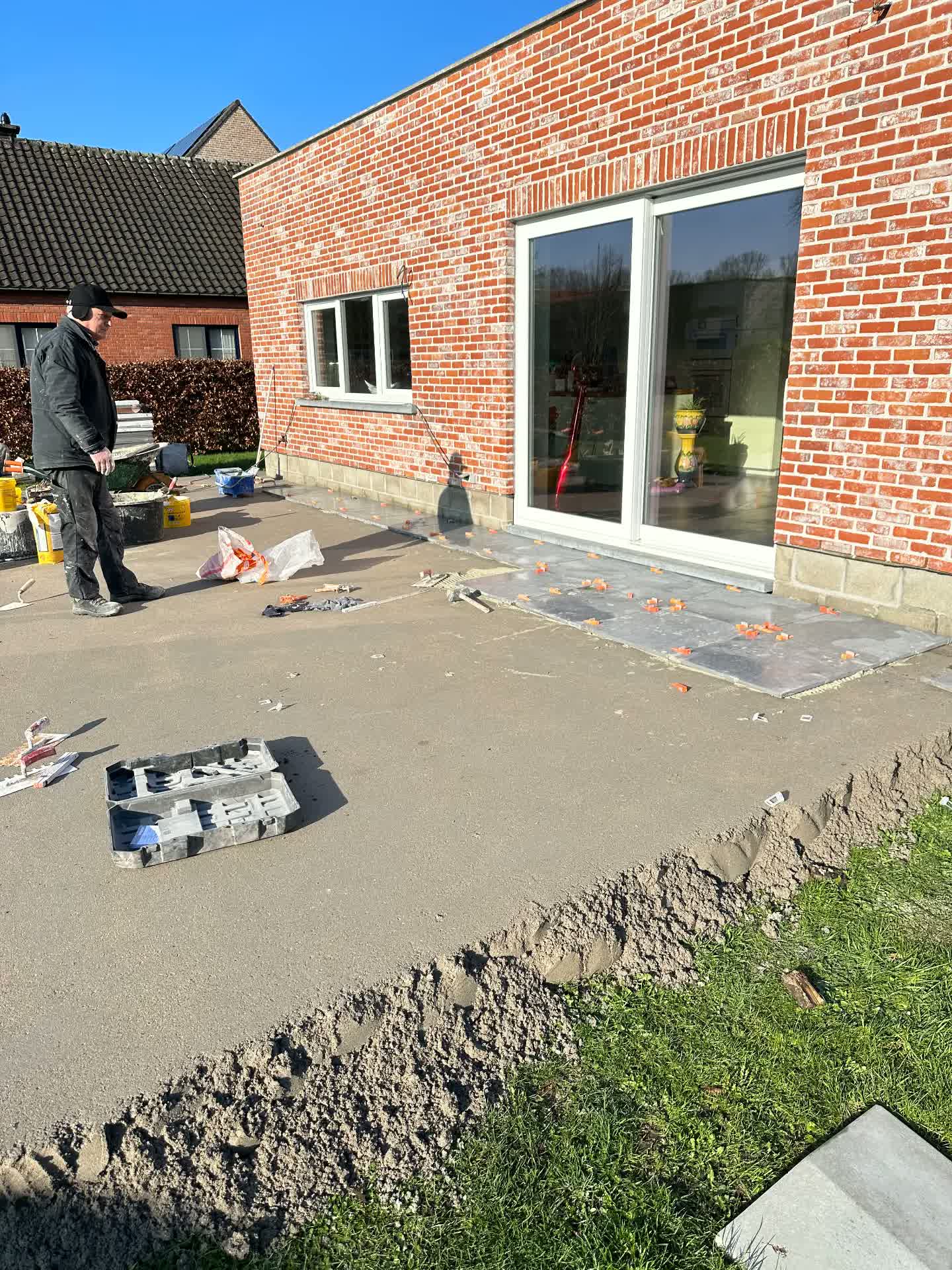 Terras en verhard pad rond woning - Tegelwerk