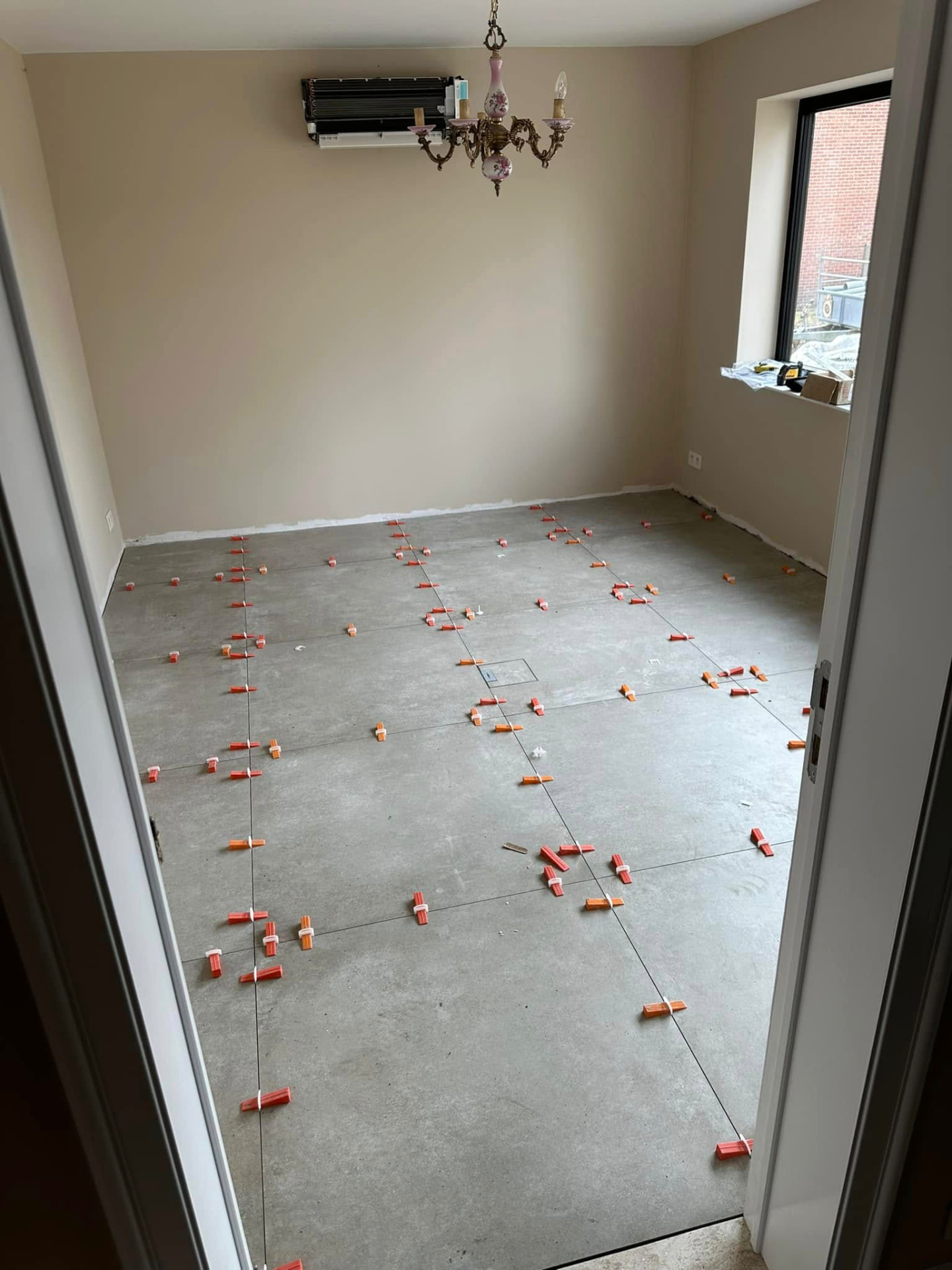 Vloertegels bureauruimte - Uitzetten