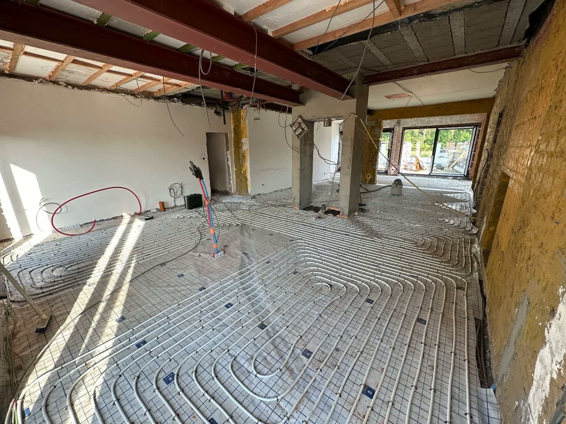 Vloerverwarming, chape en betonlook tegelwerken - Vloerverwarming