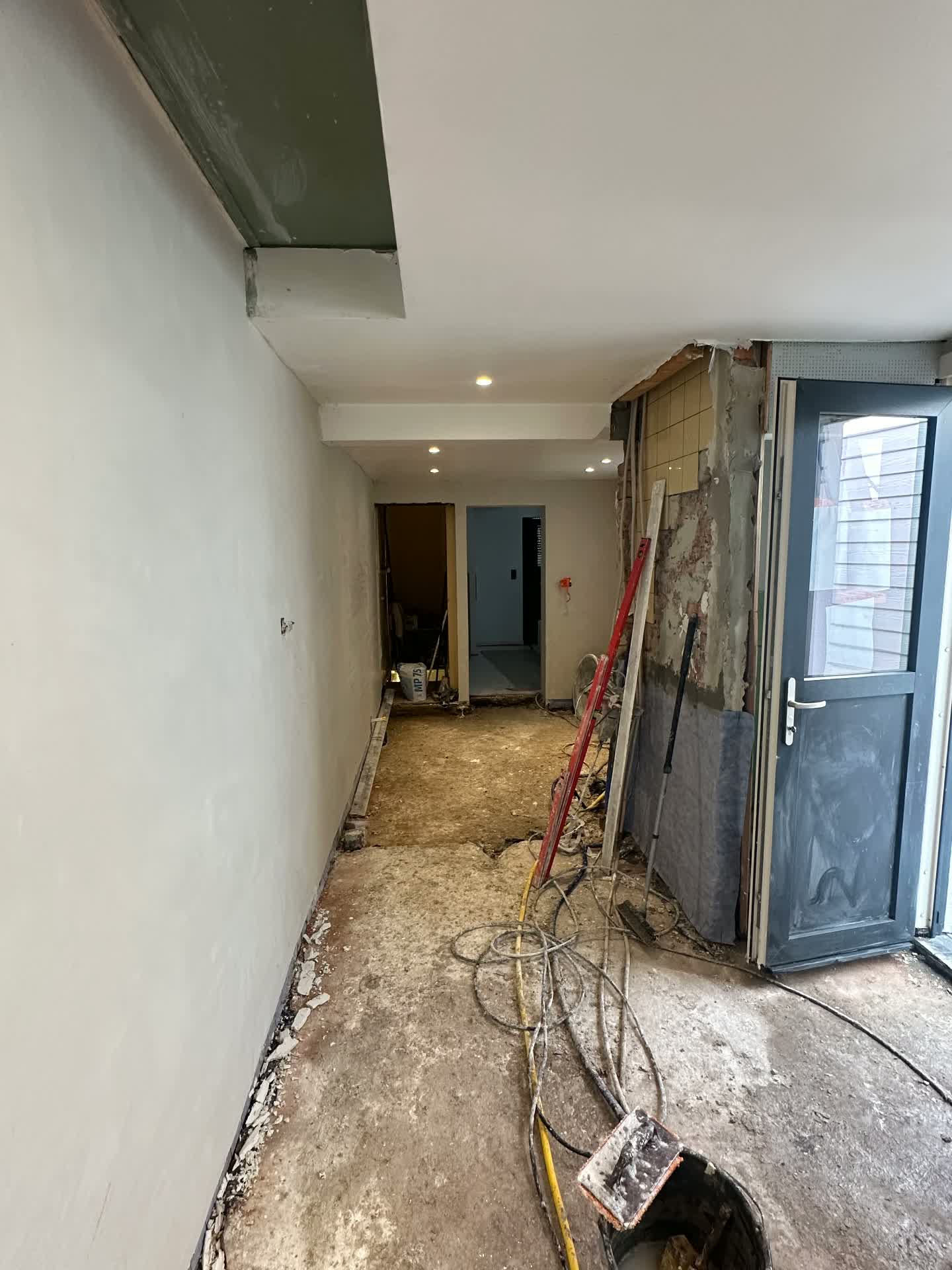 Binnenrenovatie met nieuwe keuken en vloer - Voor