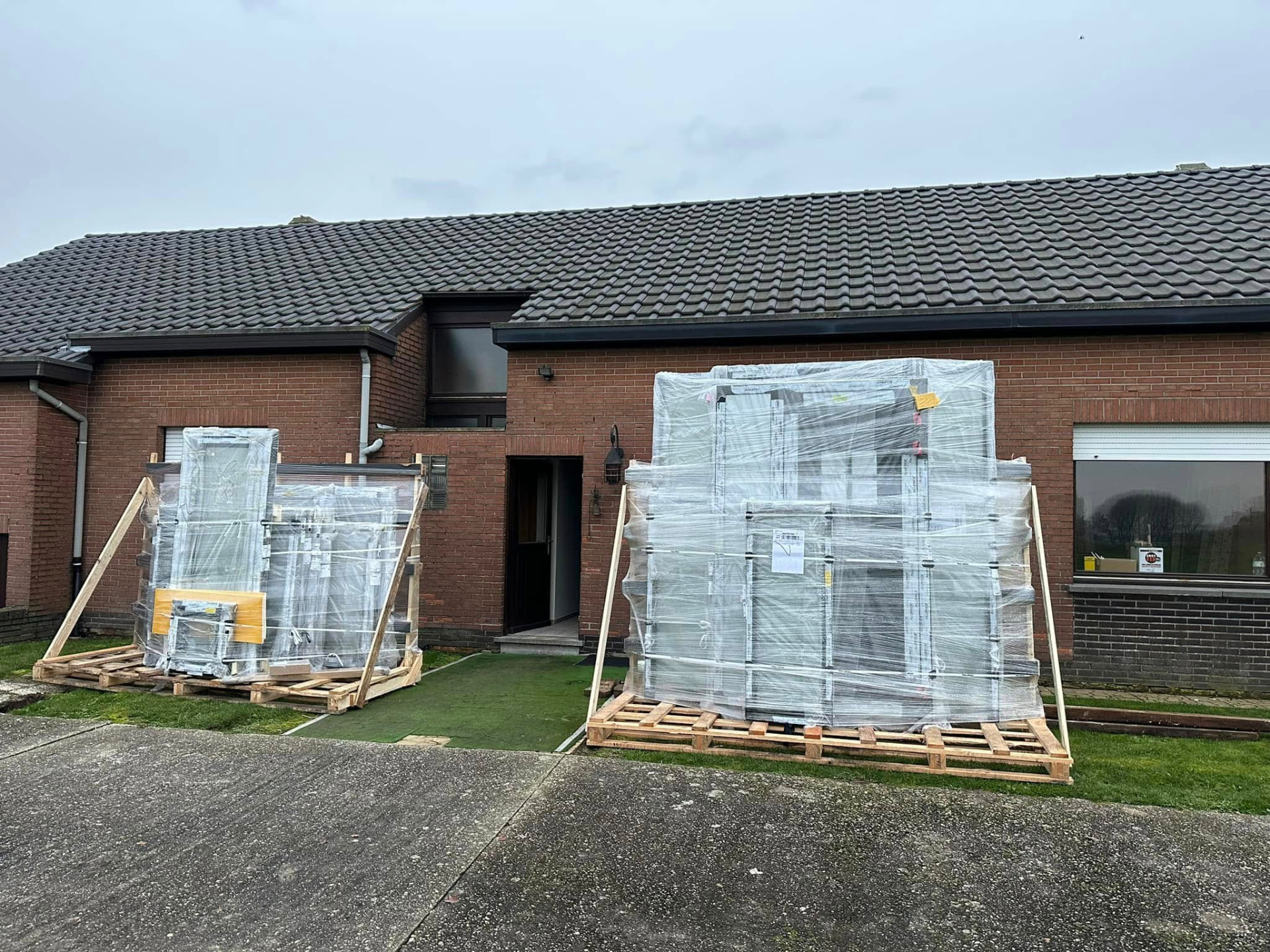 Nieuw buitenschrijnwerk: ramen en voordeur - Levering