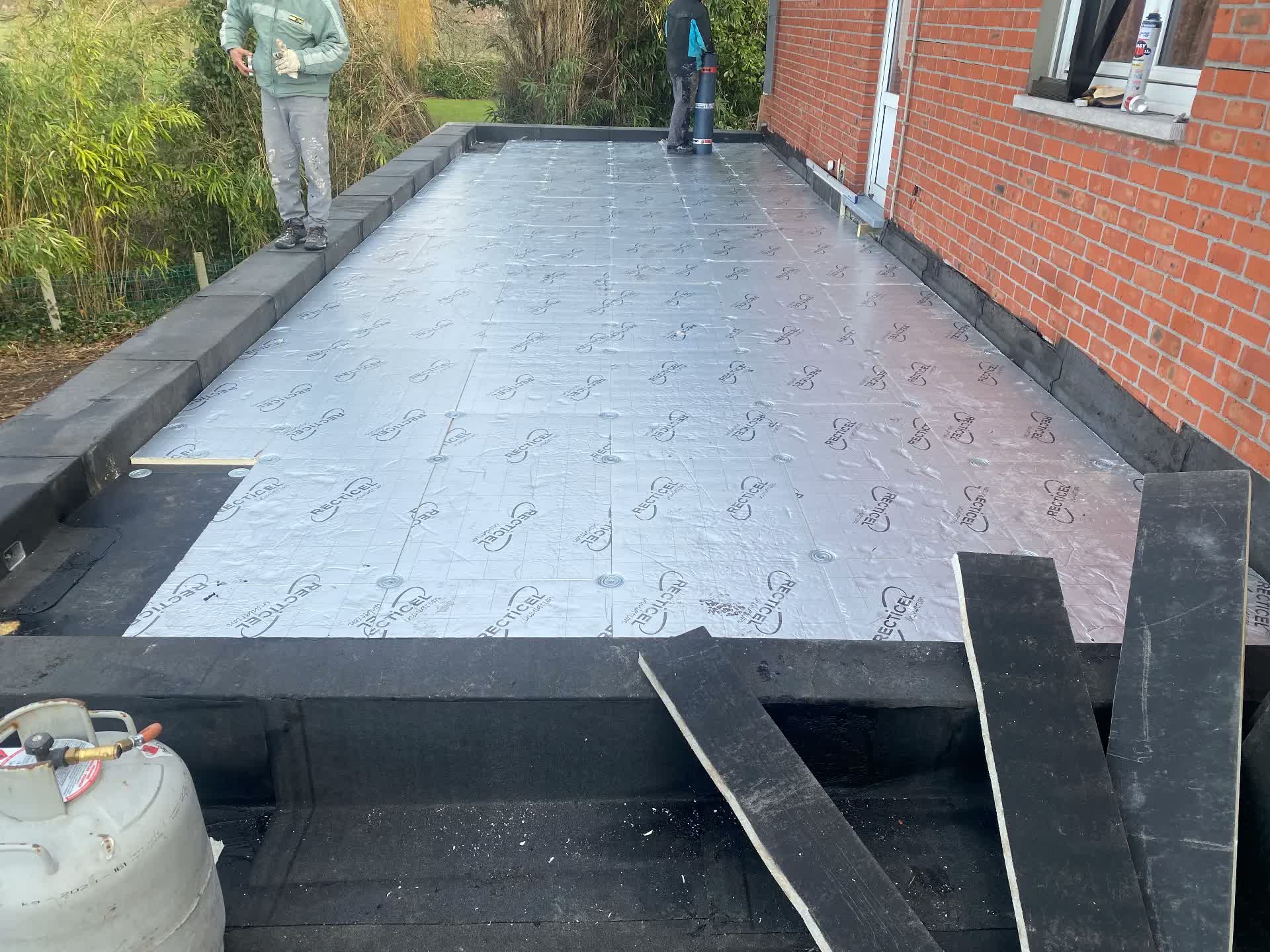 Plat dak vernieuwen met isolatie en roofing - Isolatie