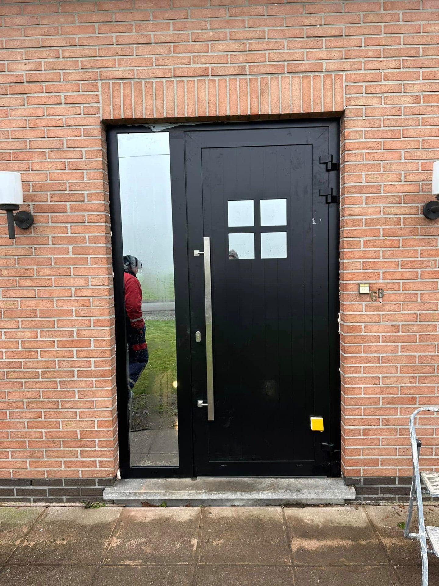 Nieuw buitenschrijnwerk: ramen en voordeur - Nieuwe voordeur