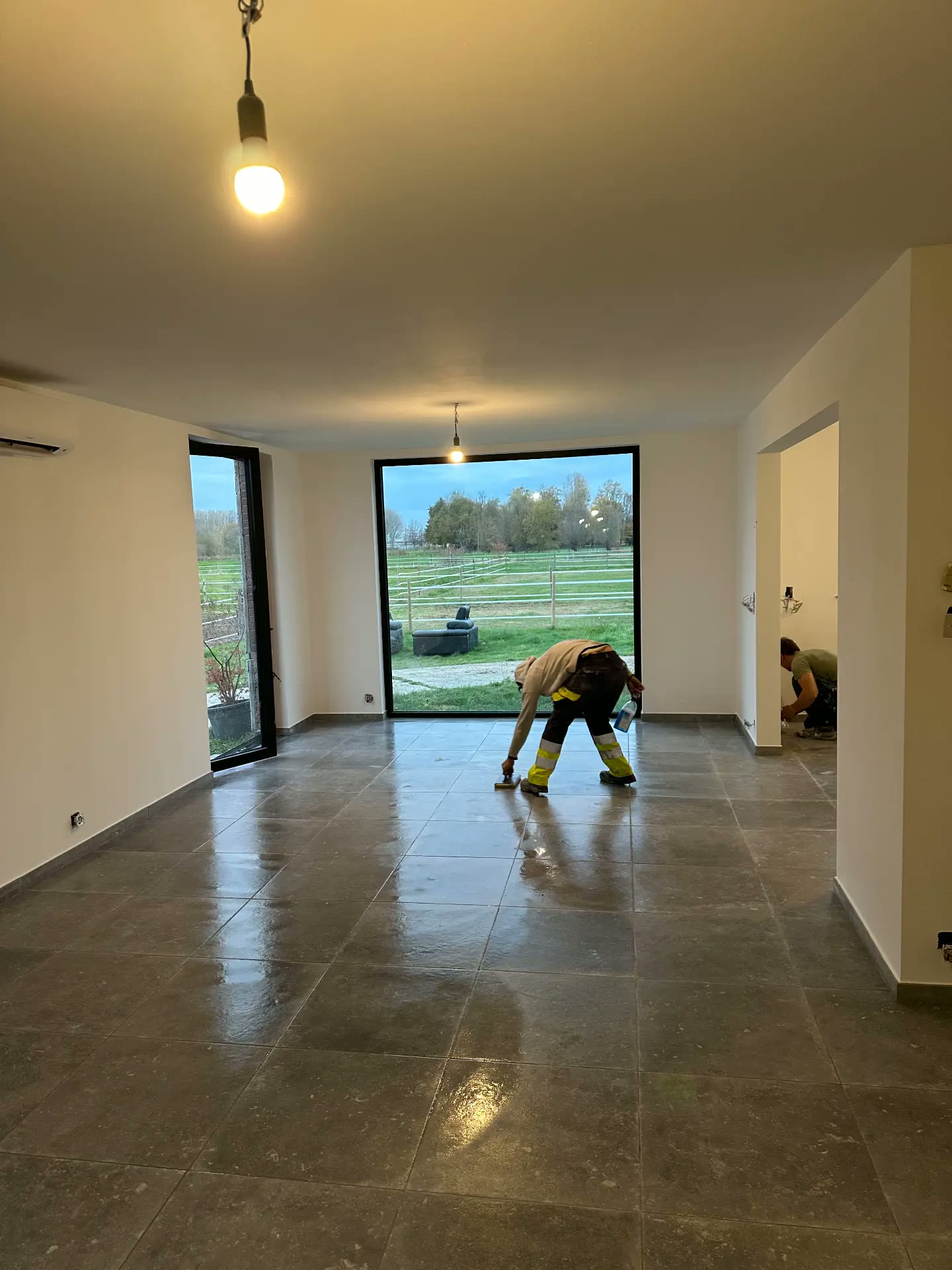 Vloertegels in natuursteenlook woning - Reinigen