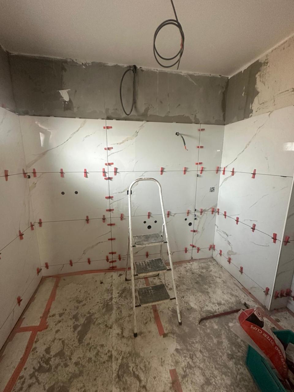 Badkamer met inloopdouche in marmerlook - Tegelwerk