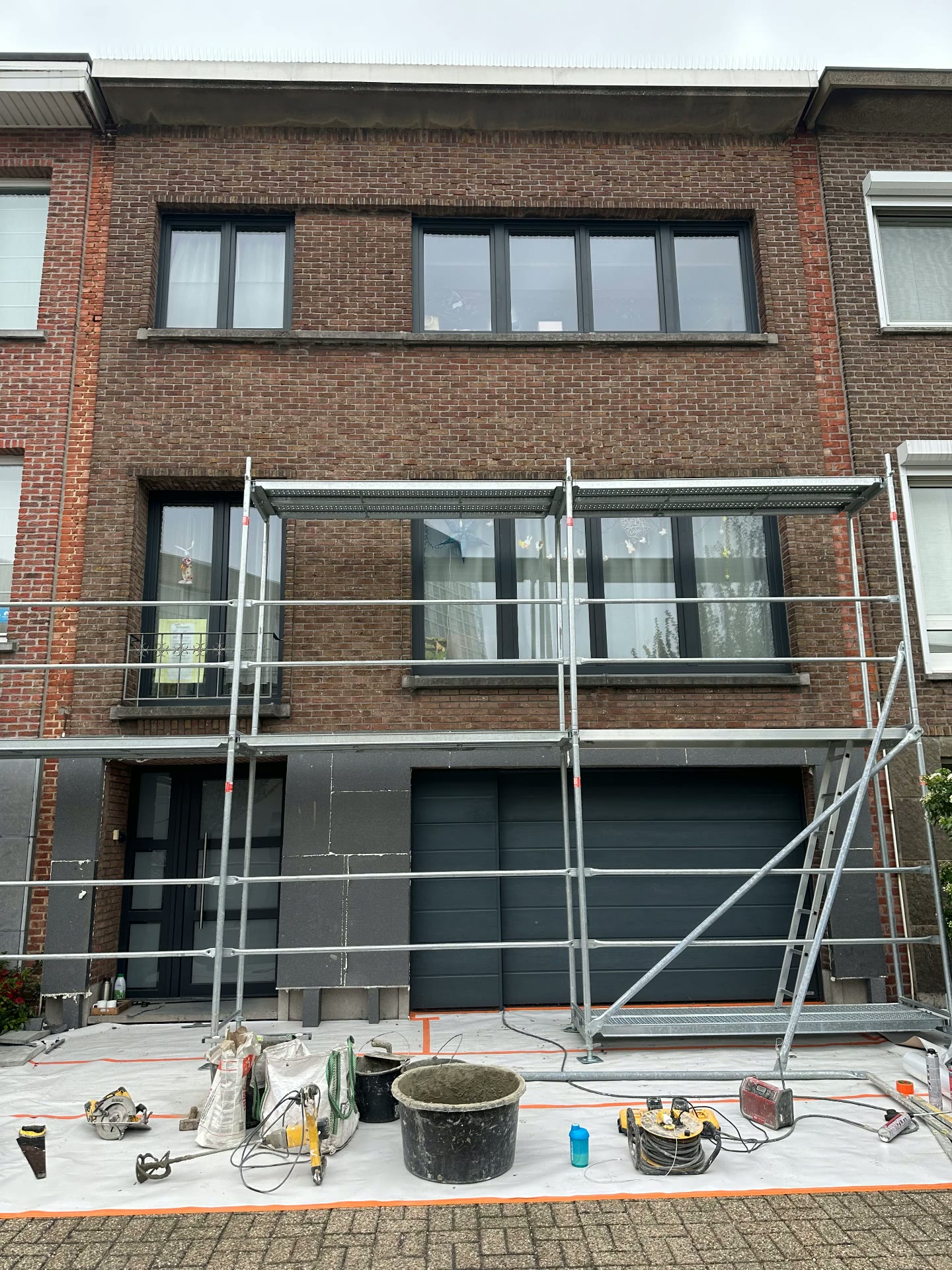 Gevelbepleistering rijwoning - Voor