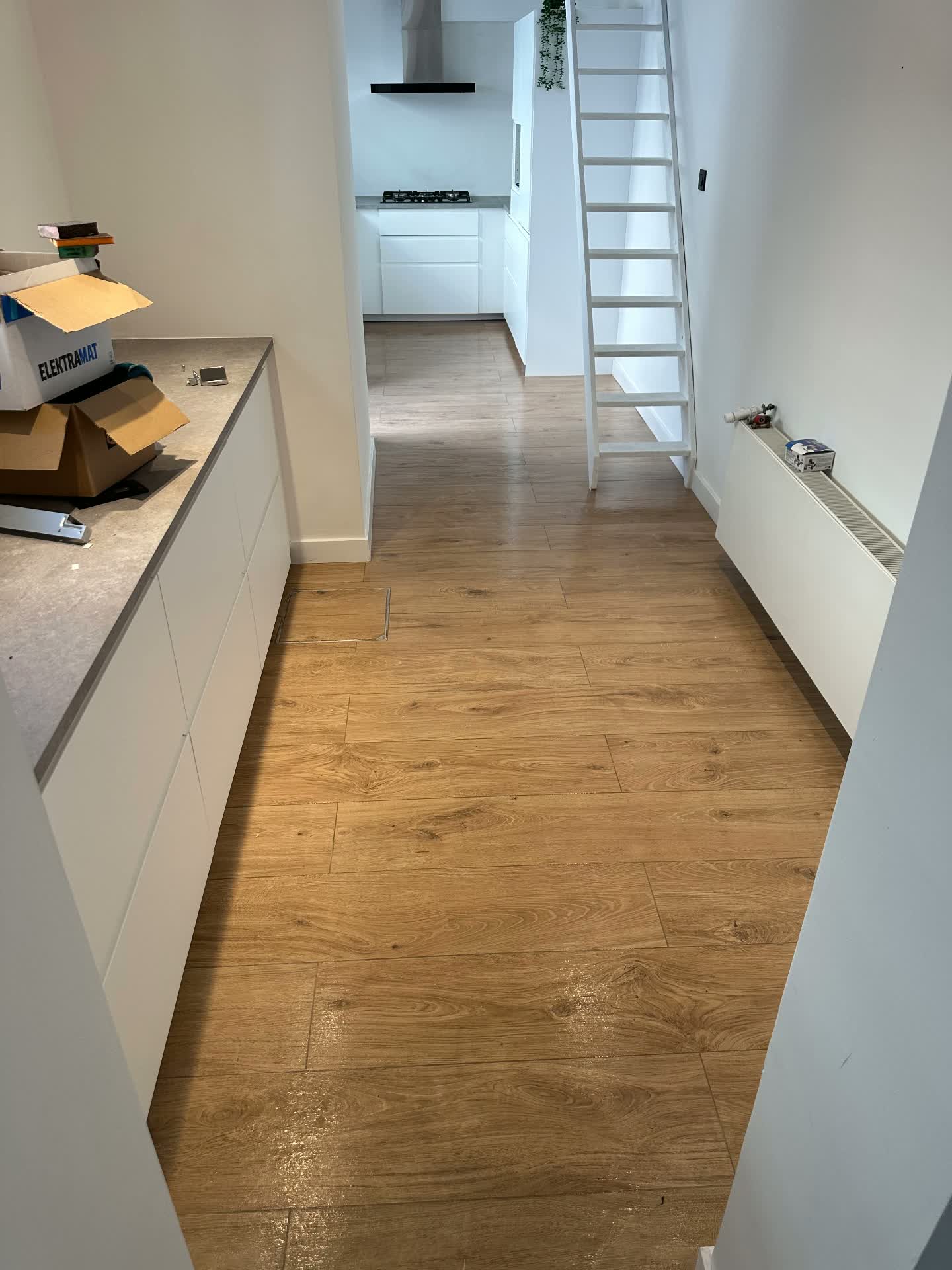 Binnenrenovatie met nieuwe keuken en vloer - Na
