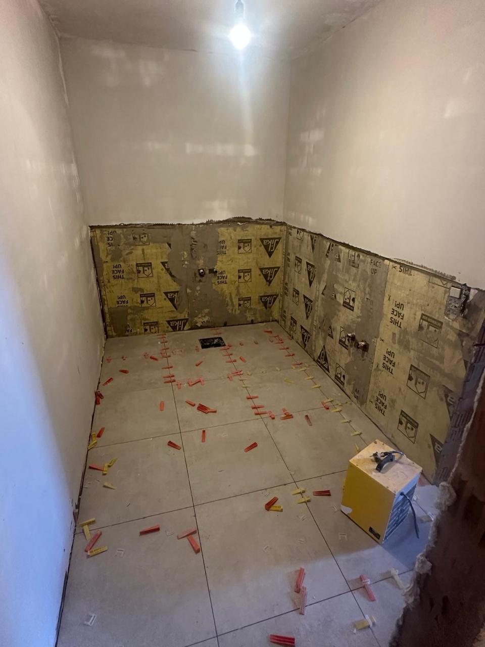 Badkamer in betonlook met vrijstaand hoekbad - Voor