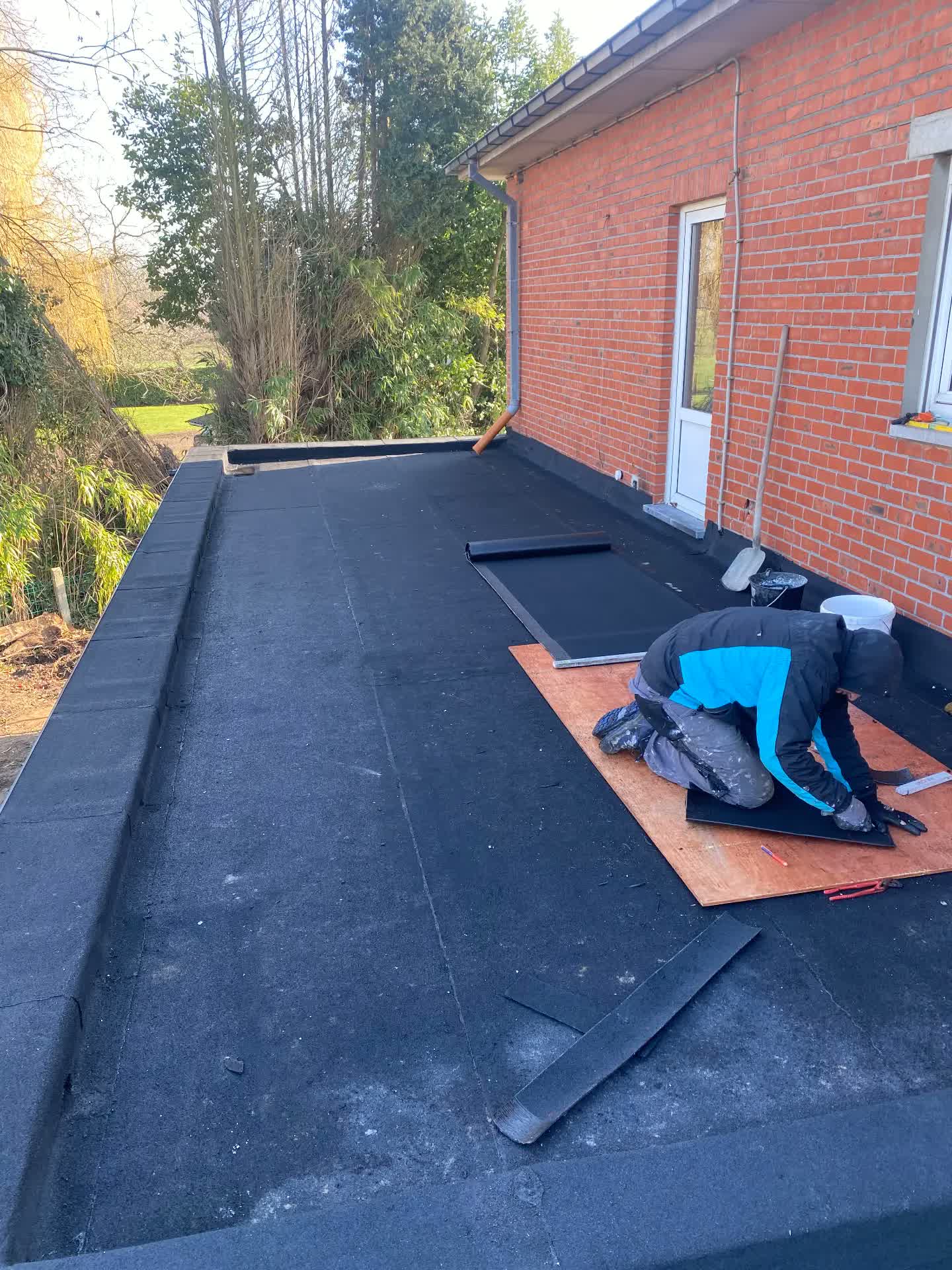 Plat dak vernieuwen met isolatie en roofing - Randafwerking