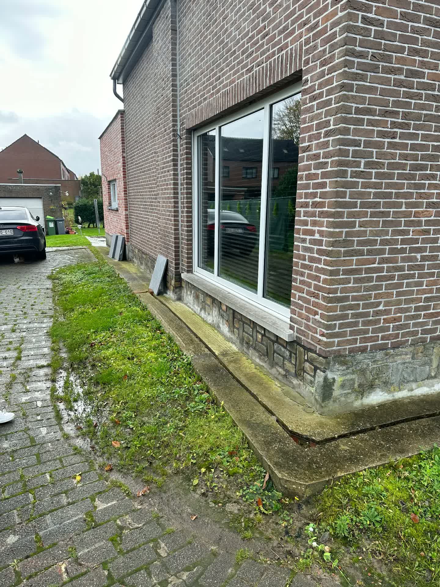 Terras en verhard pad rond woning - Pad voor