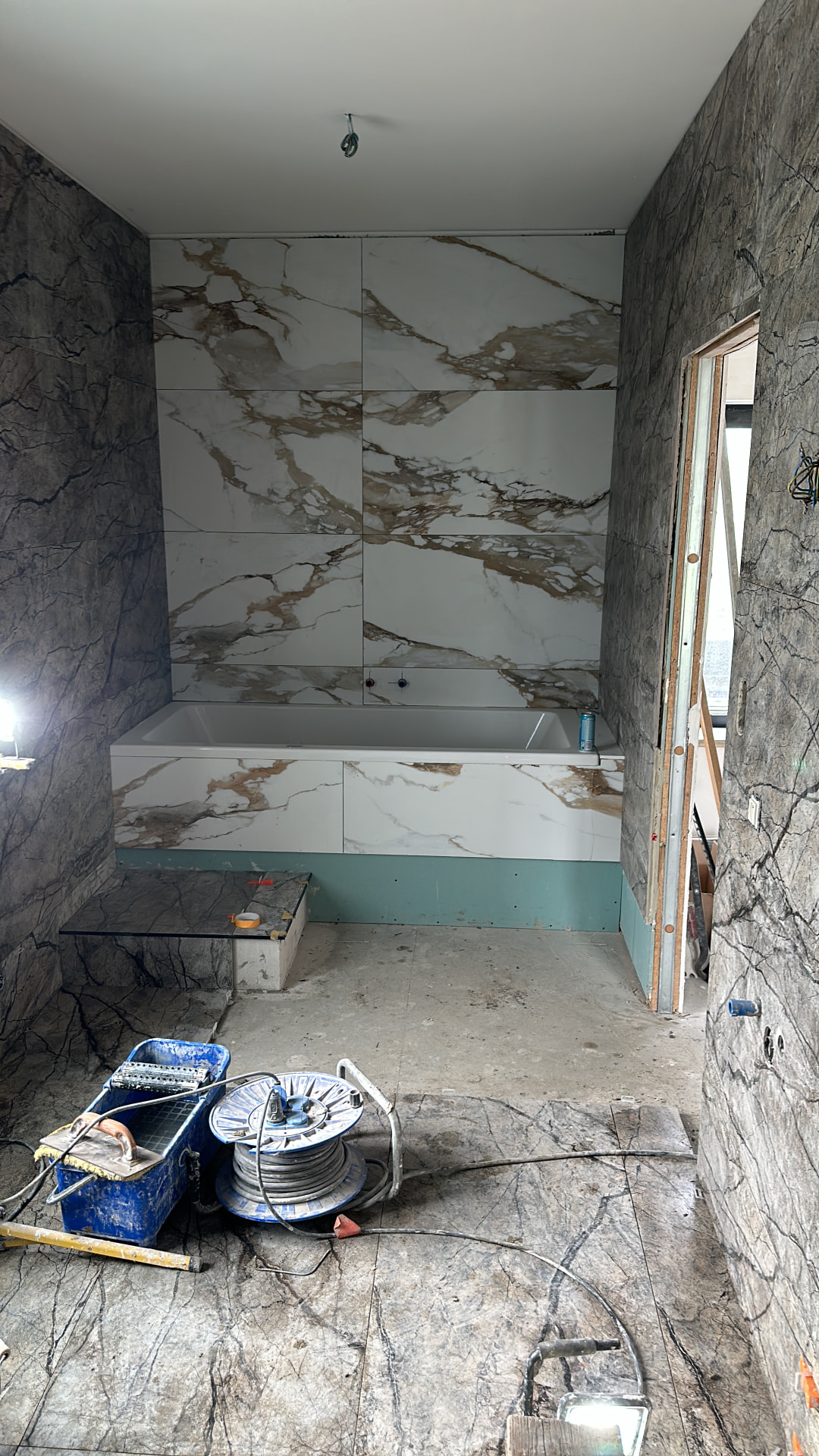 Badkamerrenovatie in marmerlook - Bad