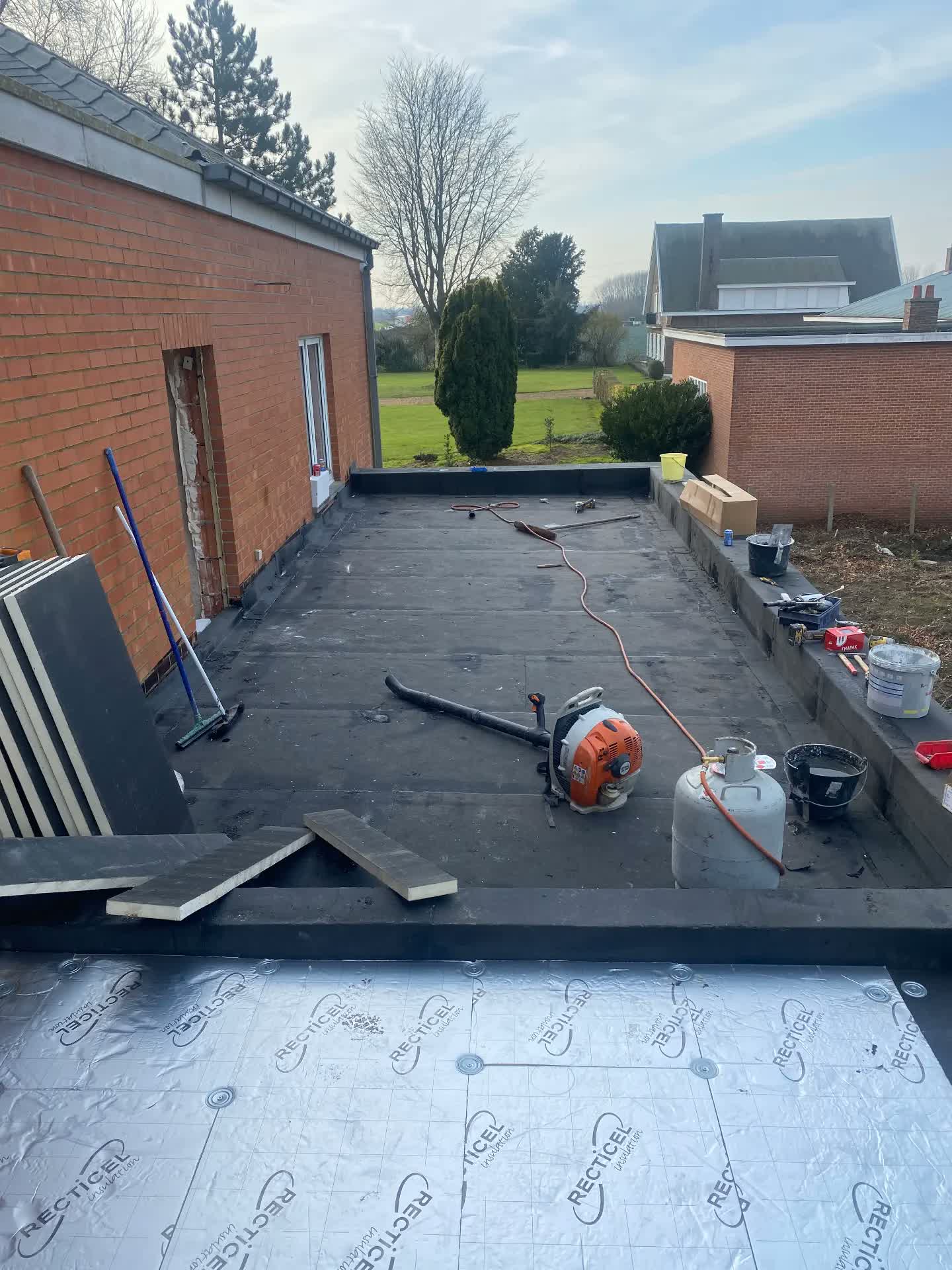 Plat dak vernieuwen met isolatie en roofing - Voor