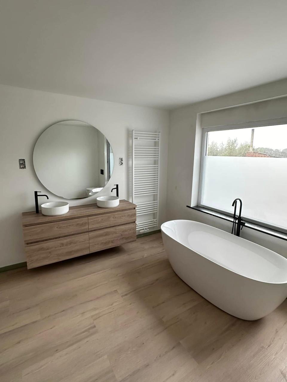Badkamer met vrijstaand bad - Overzicht