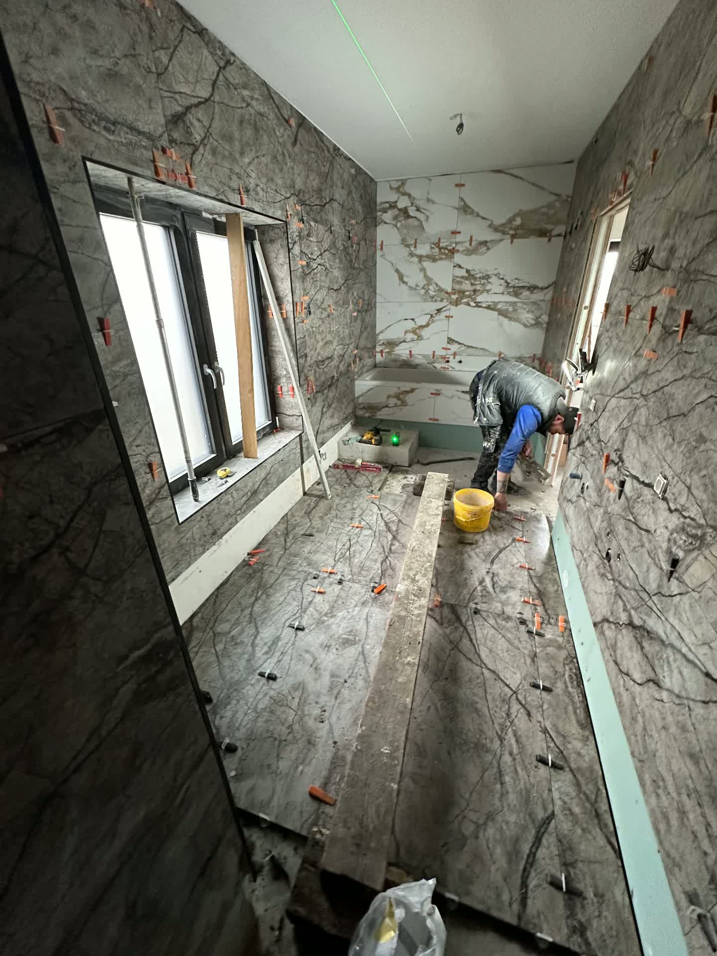 Badkamerrenovatie in marmerlook - Vloertegels