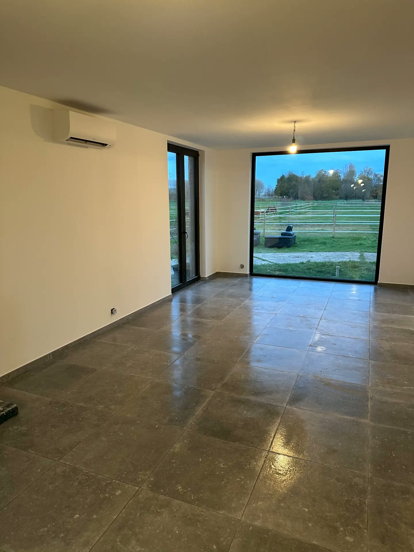 Vloertegels in natuursteenlook woning - Leefruimte