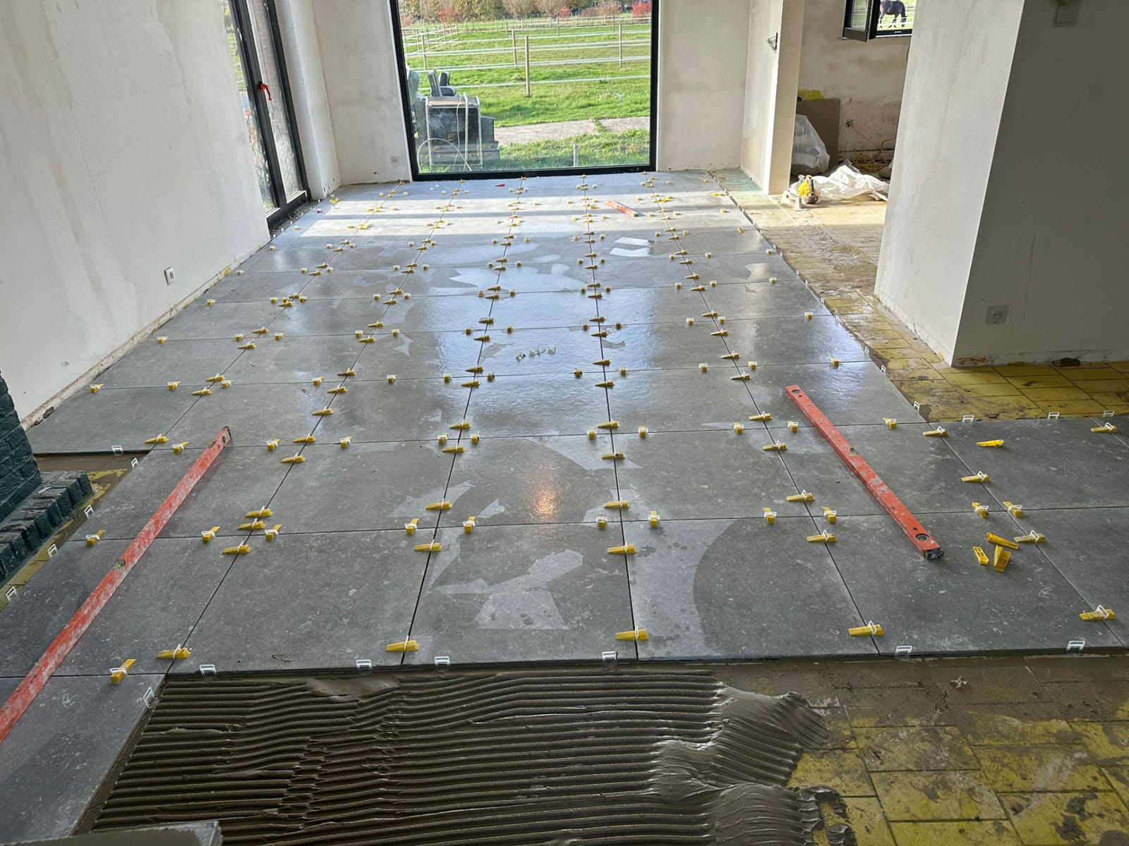Vloertegels in natuursteenlook woning - Plaatsing