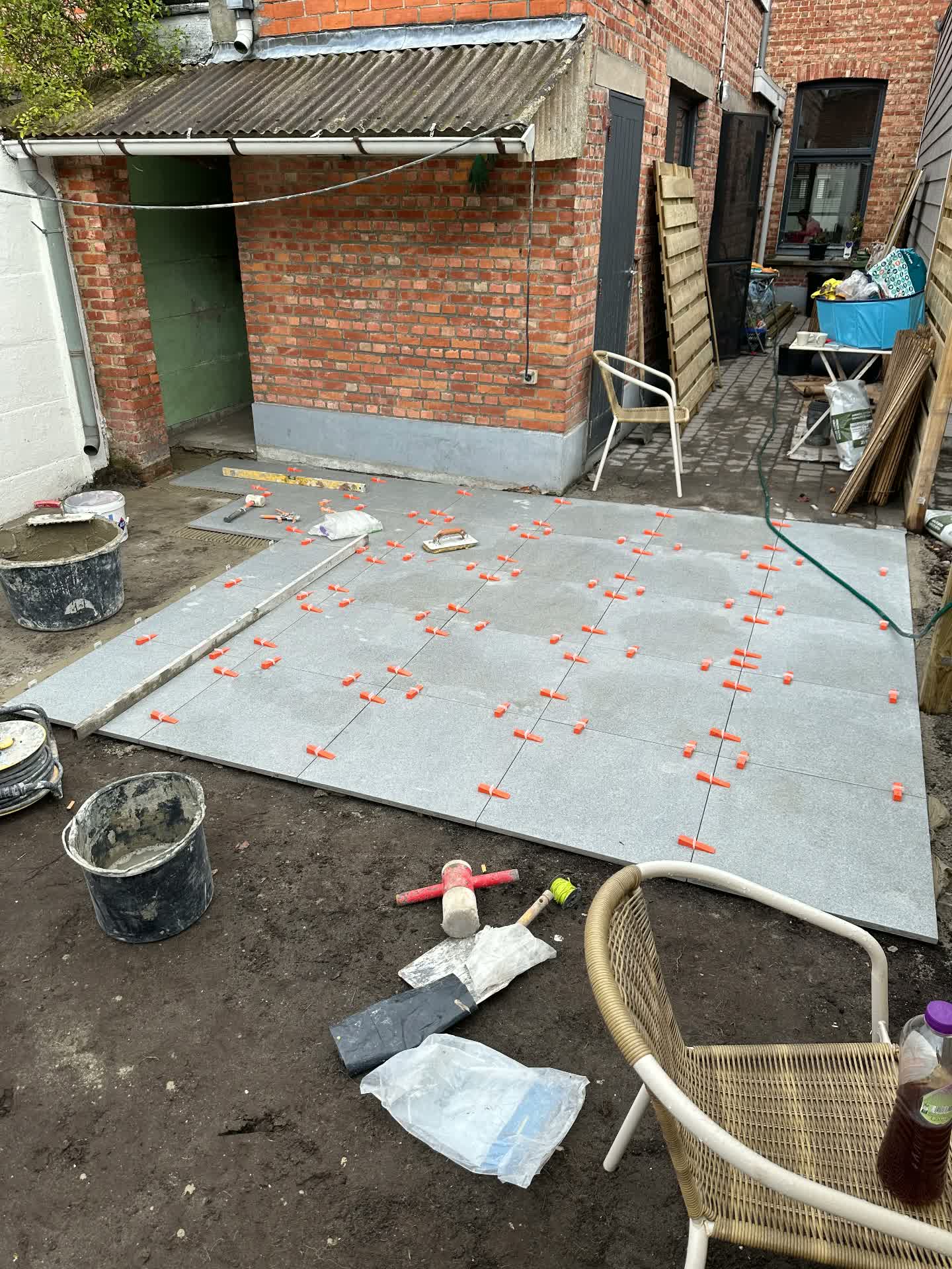 Terras in keramische tegels met nieuwe tuinaanleg - Tegelwerk