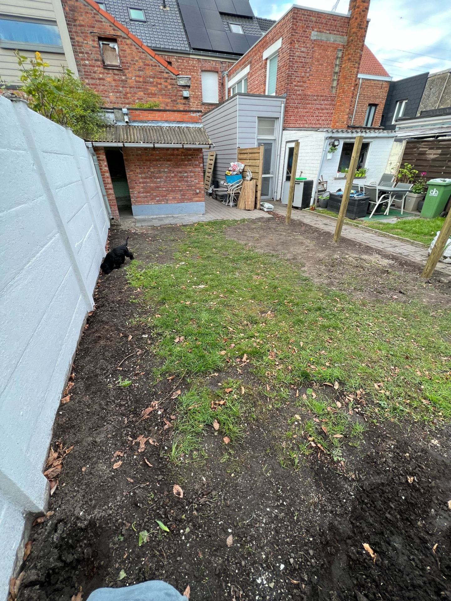 Terras in keramische tegels met nieuwe tuinaanleg - Voor