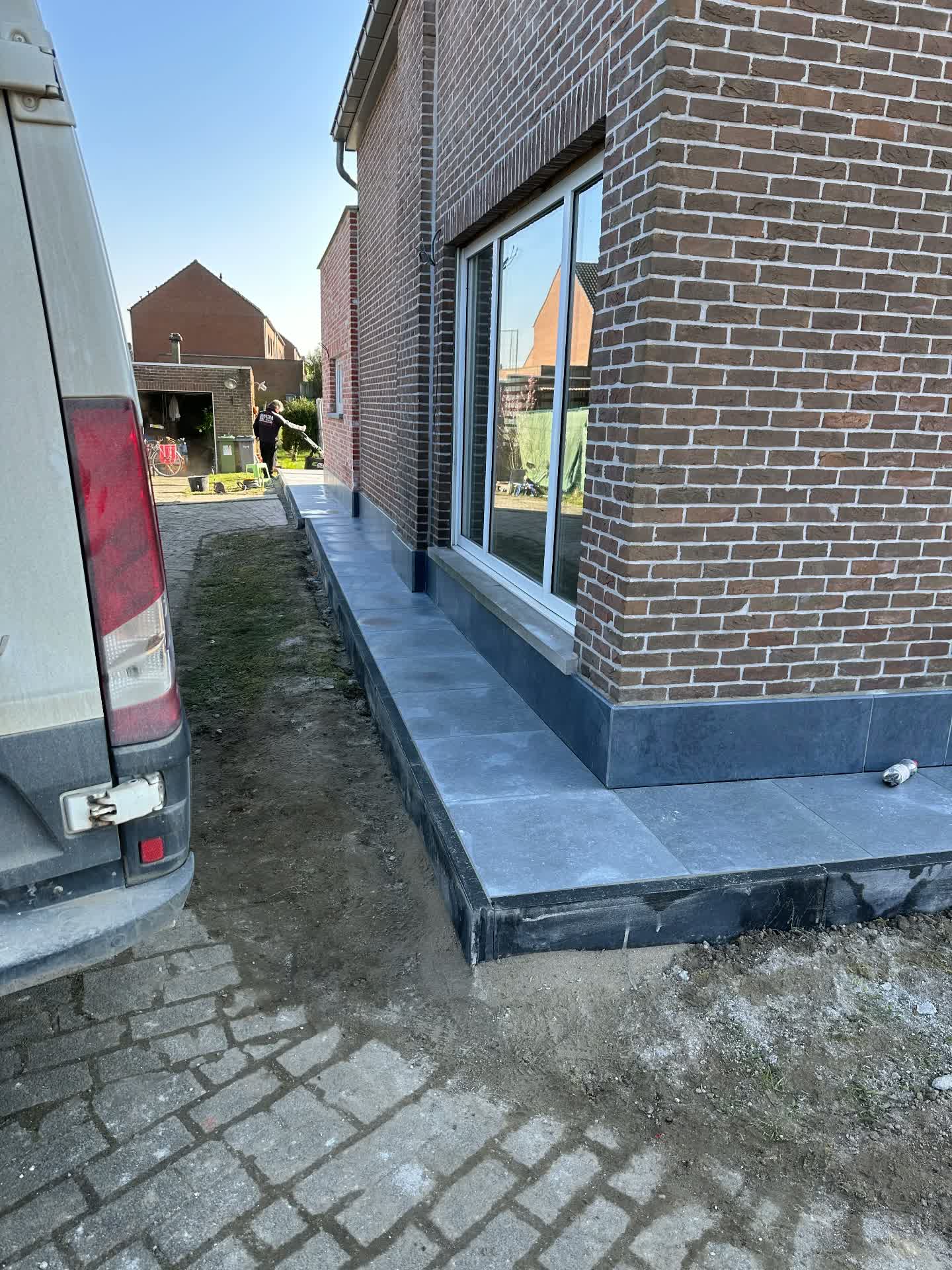 Terras en verhard pad rond woning - Pad zijkant