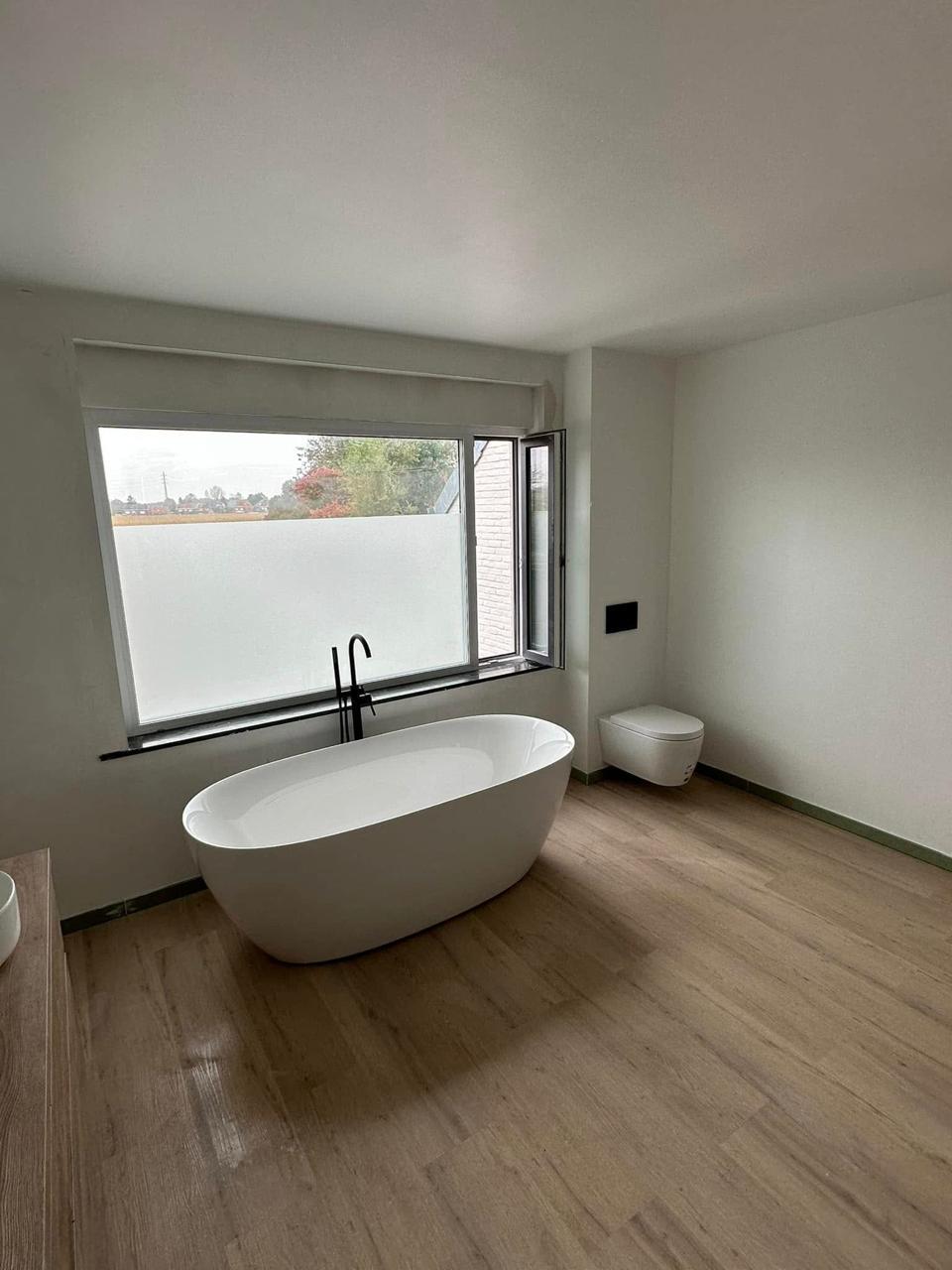 Badkamer met vrijstaand bad - Vloer in houtlook