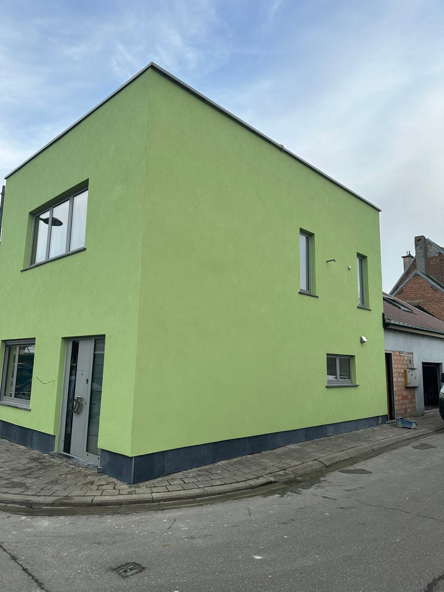 Gevelisolatie hoekwoning met gekleurde sierpleister - Zijaanzicht