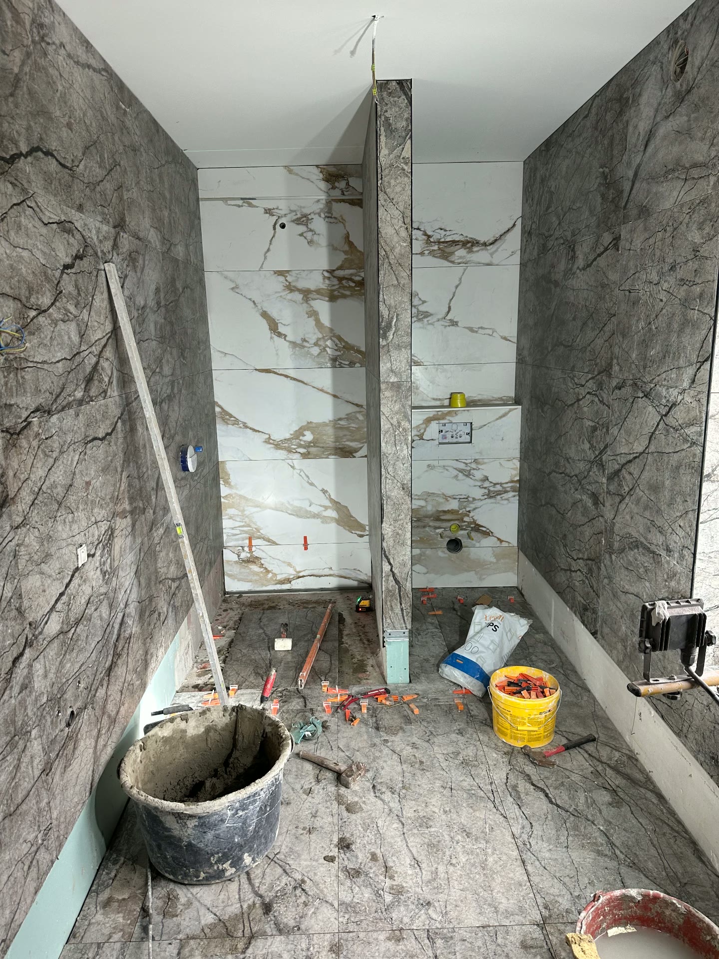 Badkamerrenovatie in marmerlook - Tegelwerk