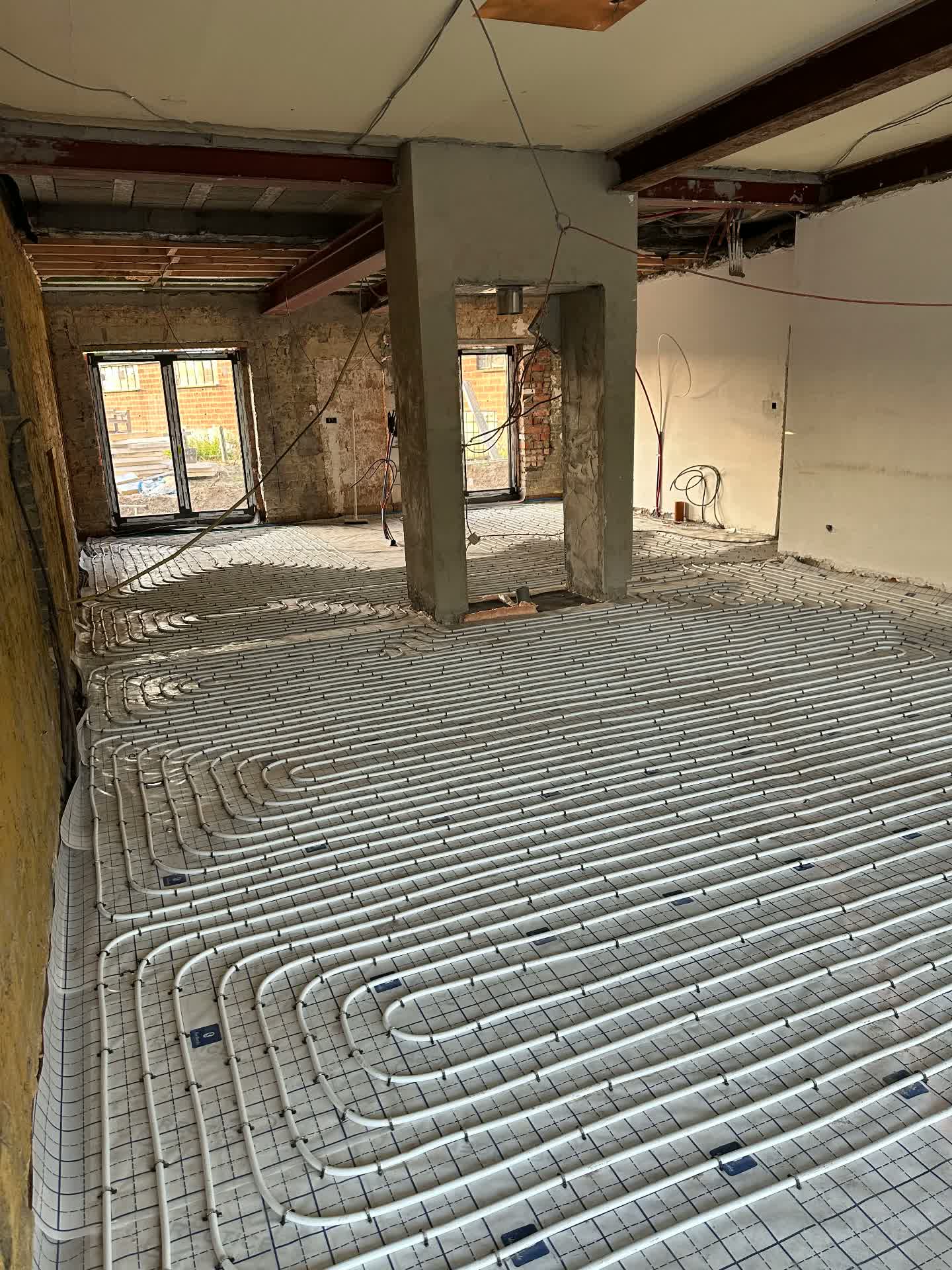 Vloerverwarming, chape en betonlook tegelwerken - Leidingen gelegd